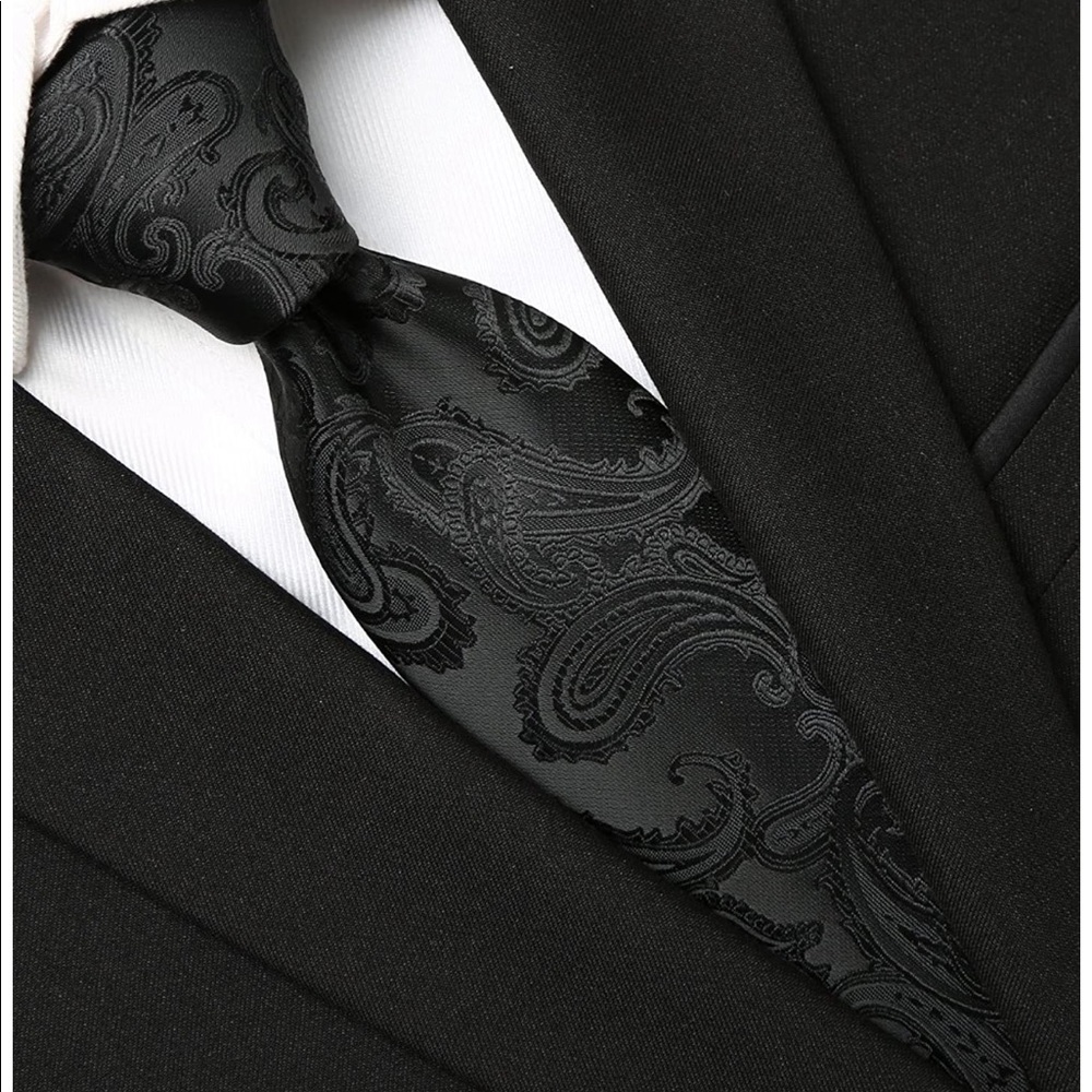 Neck tie and pocket square